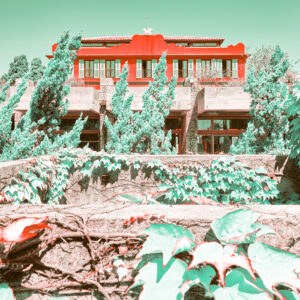 Une villa rouge, de la végétation très verte, du béton gris