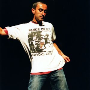 image d'une personne portant un t-shirt Dance or Die
