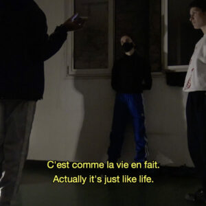 Personnes face à face dans l'obscurité